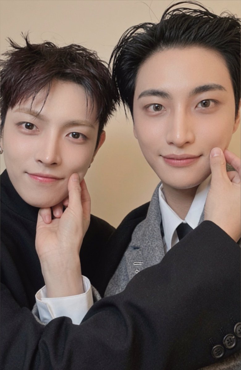 joongtism's tweet photo. THEY LOOK SO CUTE HERE ARE YOU KIDDING ME https://t.co/PqnHReYoDu