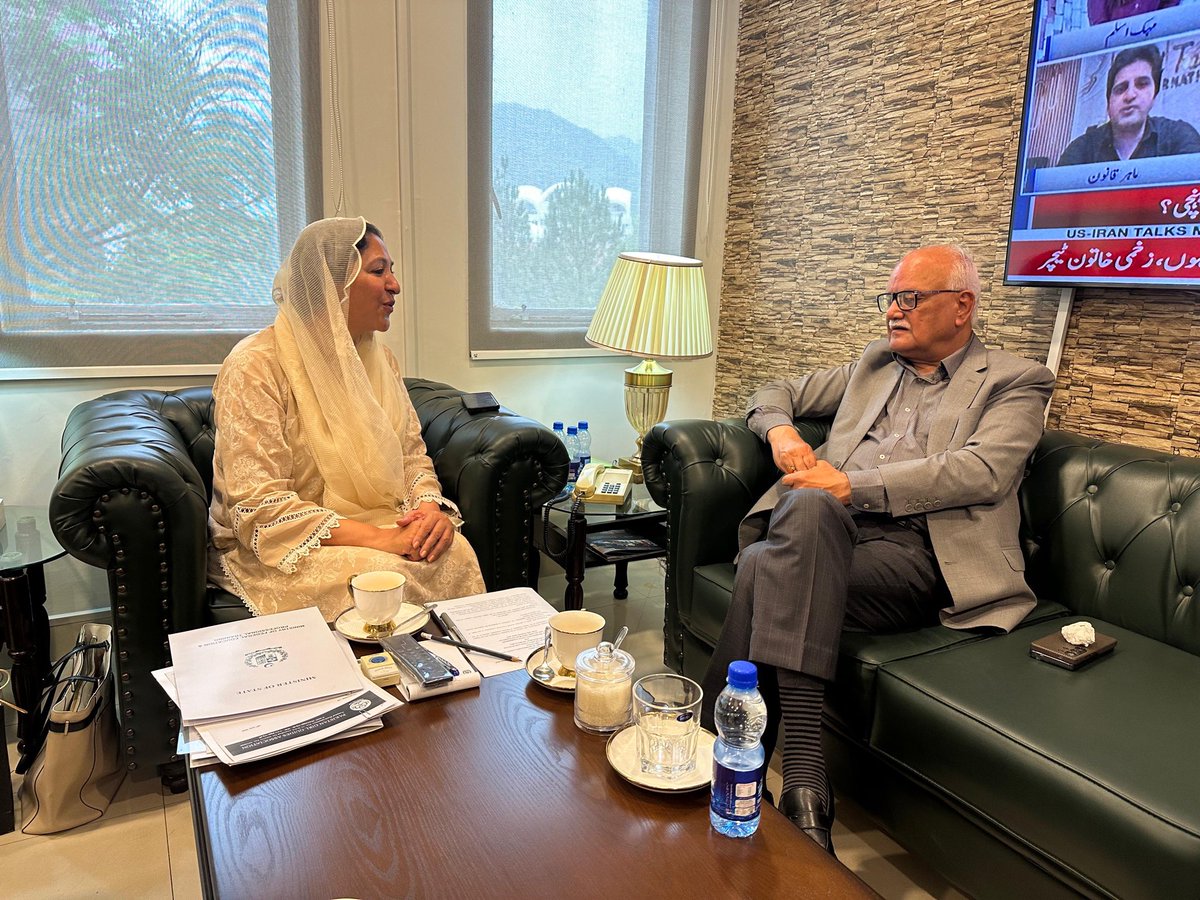 AliMemonPSF's tweet photo. وفاقی وزیرِ مملکت برائے تعلیم سے پاکستان پیپلز پارٹی سندھ کے جنرل سیکریٹری وقار مہدی کی ملاقات۔
وفاقی اردو یونیورسٹی کراچی کو درپیش مسائل، اساتذہ و ملازمین کی تنخواہوں، پنشن اور دیگر امور پر تفصیلی گفتگو ہوئی۔ وزیرِ مملکت نے مسائل کے حل کے لیے ہر ممکن تعاون @WaqarMehdiPPP1 https://t.co/6aMcrQumuC