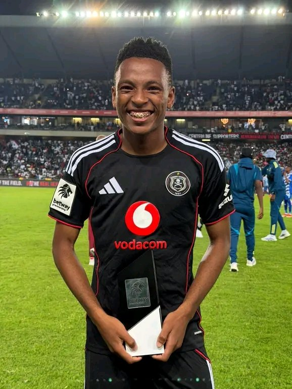 A_B_Ditlhobolo's tweet photo. Orlando Pirates Bank Over R140 Million 

The #BetwayPrem champions have generated massive income from their reserve team products in just 12 months. 

🇿🇦Pirates cashed in on young stars Mohau Nkota (to 🇸🇦Al-Ettifaq for around €1.2m / $1.4m, reported R25-40 million), Mbekezeli Mbokazi (to 🇺🇸Chicago Fire for $3m / €2.5m, approximately R51-52 million), and Relebohile Mofokeng (€3m+ / $3.3m+, around R58-67 million+) to🇧🇪Union SG. 

These three sales combined have brought in around R141-150 million (roughly €7.5-8m / $8.5-9m).