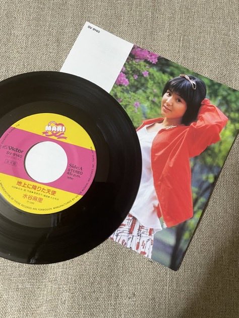 applemi21530980's tweet photo. #水谷麻里 「地上に降りた天使」
（1986）
映画"子象物語"主題歌の2ndSg。松本隆さん作詞、筒美京平さん作曲、大谷和夫さん編曲。
まだ歌唱力を発揮する前の初々しい歌唱。ほのぼのする楽曲だが、この曲、歌うと意外に難しかったりします。
#80年代アイドル https://t.co/Wi0X4cxJAk