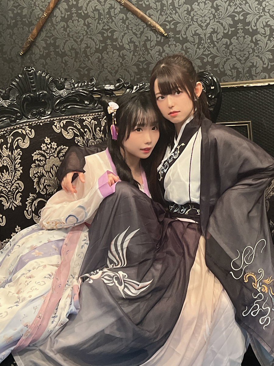 ayumi_momose_'s tweet photo. あまりの激メロしおりさんに、
終始hshsしておりました。

2人のペアブロマイドもあります！！
かなり、メロがってしまいました！！

楽しみにしていてください……！

あ、
百瀬のお写真も、ちゃんと後で載せます……！

 #美女連環の計 https://t.co/2VfZef3CDS