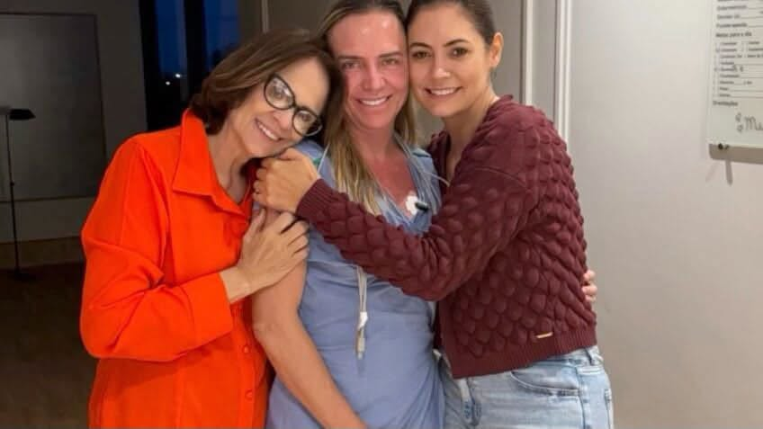 macunaimaz's tweet photo. Michelle entendeu antes dos enteados que Jair já virou um morto-vivo eleitoral: ainda respira, ainda soluça, ainda assusta, mas o espólio já está na mesa.
Enquanto os filhos disputam o controle do cercadinho, do PL, da senha do palanque e da relíquia chamada “meu pai mandou”, Michelle fez o movimento mais esperto: foi ao INPI tentar cercar o sobrenome Bolsonaro em dezenas de marcas.
A ex-terceira-dama não quer só a bênção do patriarca; quer também o selo, o rótulo, a embalagem, o perfume, o vinho, a faca, o isqueiro, o vape e, se deixar, até a munição ungida.
É o bolsonarismo em sua fase inventário: madrasta, enteados, cofre, legenda, sobrenome e voto sendo disputados antes do último soluço político do chefe.
Chamavam isso de família tradicional, mas era só uma holding afetiva com Bíblia na mesa, faca na gaveta e pedido de marca no protocolo.
No fundo, Michelle não brigou com os enteados; ela apenas percebeu que, no pacto de corvina, quem demora a morder fica só com a espinha.
E Jair, coitado, segue ali: morto-vivo, patriarca decorativo, santo de parede rachada, vendo a família disputar a carniça eleitoral com a delicadeza cristã de um leilão de espólio.
Concordo com cada palavra do Julio Benchimol Pinto.
Análise clara e objetiva.