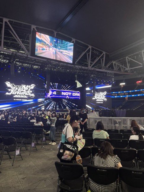 Dearlunacy_lee's tweet photo. จะมธ หรือราชมังช่วยจัดเก้าอี้เข้าหาเวทีหน่อยได้ป่ะ อันนี้ที่ฮ่องกง คือกูแฮปปี้มากอ่ะ กลับโรงแรมไม่ปวดคอ ที่ไทยคือกูนัดหมอนวดต่อ 😭😭😭 https://t.co/ApDU8wxEJ0