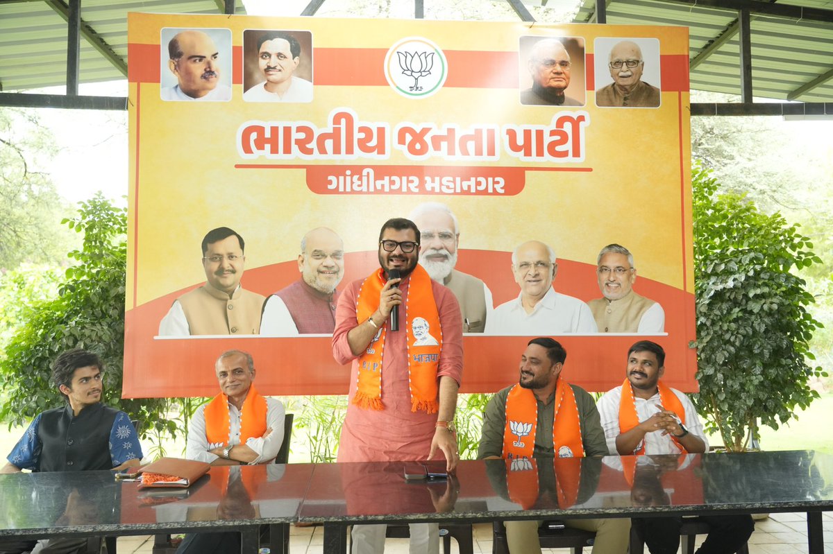 MananDaniBJP's tweet photo. ગાંધીનગર લોકસભાને “હરિયાળી લોકસભા” બનાવવાના સંકલ્પને સાકાર કરવા આગામી તા. 12 જુલાઈ, 2026ના રોજ યોજાનાર મહાવૃક્ષારોપણ અભિયાનના વ્યાપક પ્રચાર-પ્રસાર માટે ગાંધીનગર મહાનગરના સોશિયલ મીડિયા અને આઈ.ટી ના કાર્યકર્તાઓ સાથે બેઠક યોજી.

બેઠક દરમિયાન સોશિયલ મીડિયાના માધ્યમથી વધુમાં વધુ નાગરિકો સુધી આ અભિયાન પહોંચે, જનભાગીદારી વધે તેમજ દરેક પરિવાર આ હરિયાળા સંકલ્પનો સહભાગી બને તે માટે માર્ગદર્શન આપ્યું.

આ બેઠકમાં ગાંધીનગર મહાનગરના મહામંત્રી  શ્રી ધર્મેન્દ્રસિંહ વાઘેલા, ઉત્તર ઝોનના આઈ.ટી ઇન્ચાર્જ શ્રી કલ્પેશભાઈ રથવી તેમજ સોશિયલ મીડિયા અને આઈ.ટી ના કાર્યકર્તાઓ ઉપસ્થિત રહ્યા.
