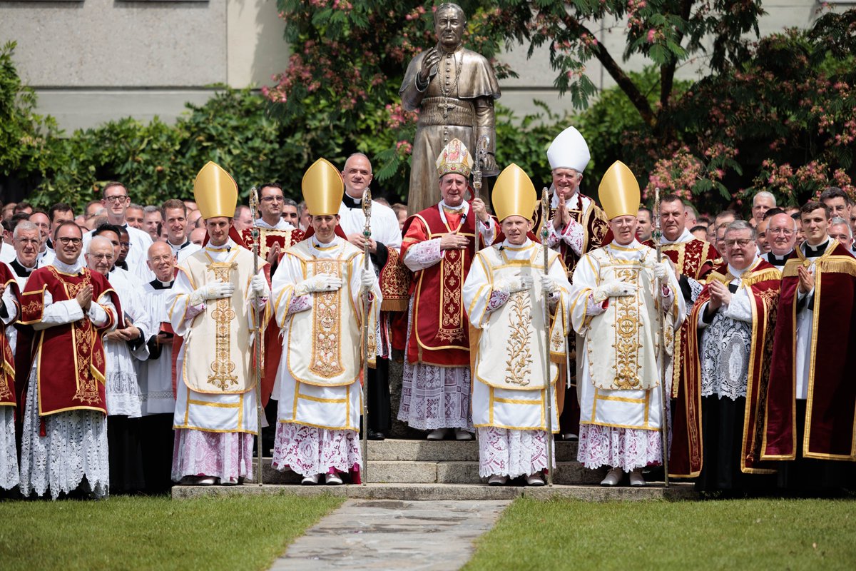 FSSPXFR's tweet photo. Communiqué de la Maison générale à l'issue des consécrations épiscopales

En ce 1er juillet 2026, fête du Très Précieux Sang de Notre Seigneur Jésus-Christ, au Séminaire Saint-Pie X d’Écône, en Suisse, en présence de M. l’abbé Davide Pagliarani, Supérieur général de la FSSPX, et d’un très grand concours de prêtres, religieux, religieuses et fidèles, S. Exc. Mgr Alfonso de Galarreta, assisté de S. Exc. Mgr Bernard Fellay, a conféré la consécration épiscopale à Mgr Pascal Schreiber, Mgr Michael Goldade, Mgr Michel Poinsinet de Sivry et Mgr Marc Hanappier, pour être évêques auxiliaires de la FSSPX, sans juridiction.

La Fraternité regrette sincèrement qu’en raison des circonstances exceptionnelles, ces consécrations aient dû être conférées sans l’autorisation du Saint-Père. Elle regrette tout particulièrement que le Supérieur général de la Fraternité ne se soit pas vu accorder la possibilité de rencontrer personnellement Sa Sainteté le pape Léon XIV, afin de lui exposer filialement les motifs graves qui rendaient cette cérémonie nécessaire.

La joie profonde qu’inspirent ces consécrations épiscopales ne saurait cependant être assombrie. En garantissant les moyens nécessaires à la préservation de l’héritage sacré de la Tradition, le don de ces quatre nouveaux évêques constitue véritablement une très grande grâce pour la Fraternité elle-même et pour toute l’Église.

La FSSPX s’en réjouit profondément et fait monter vers Dieu une fervente action de grâces, remerciant tout particulièrement la très sainte Vierge Marie d’avoir permis cette transmission de la plénitude du sacerdoce, pour la plus grande gloire de Dieu, l’honneur de la Sainte Église et le salut des âmes.

Écône, le 1er juillet 2026