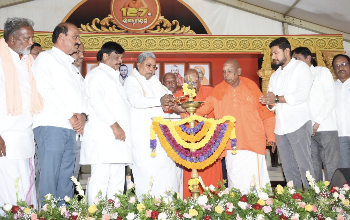 siddaramaiah's tweet photo. ಮೈಸೂರು ಜಿಲ್ಲೆಯ ನಂಜನಗೂಡು ತಾಲೂಕಿನ ದೇವನೂರು ಗ್ರಾಮದಲ್ಲಿ  ಶ್ರೀ ಗುರುಮಲ್ಲೇಶ್ವರ ಮಹಾ ಸಂಸ್ಥಾನ ದಾಸೋಹ ಮಠ ಆಯೋಜಿಸಿದ್ದ ಶ್ರೀ ಗುರು ಮಲ್ಲೇಶ್ವರರ 127ನೇ ಪುಣ್ಯಾರಾಧನೆ ಕಾರ್ಯಕ್ರಮವನ್ನು ಉದ್ಘಾಟಿಸಿ, ಸರ್ವರ ಕಲ್ಯಾಣಕ್ಕಾಗಿ ಪ್ರಾರ್ಥಿಸಿದೆ. 

ಶ್ರೀಮಠದ ಪೀಠಾಧಿಪತಿ ಶ್ರೀ ಮಹಾಂತ ಸ್ವಾಮೀಜಿ, ಮಾಜಿ ಸಚಿವರಾದ ಡಾ. ಎಚ್.ಸಿ. ಮಹದೇವಪ್ಪ, ಶಾಸಕರಾದ ದರ್ಶನ್ ಧ್ರುವ ನಾರಾಯಣ, ಗಣೇಶ್ ಪ್ರಸಾದ್ ಮತ್ತಿತರ ಗಣ್ಯರು ಈ ವೇಳೆ ಉಪಸ್ಥಿತರಿದ್ದರು.