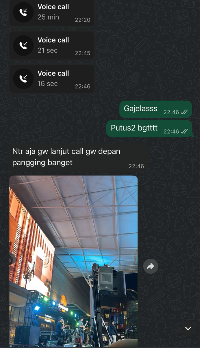 Flowinminddd's tweet photo. Punya bestie gaje bgt, lagi di nongkrong ada live music tp daritadi keukeuh ngajak gw ngobrol 😭 Trs suaranya gajelas ujungnya malah dia yg bete sendiri 🤣 https://t.co/SgV2buTRk2
