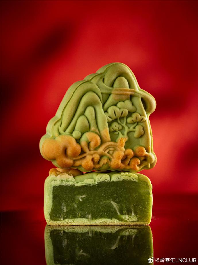 hucf1's tweet photo. Celebrate the Mid-Autumn Festival with our limited-edition mooncake set! Creamy custard fillings, golden crusts—only available this week! https://t.co/M3HVrcth9l