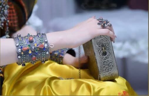 maysa_hm's tweet photo. détails n'taqvaylith 🇩🇿
#kabyle #Algerie https://t.co/rqvmRiDlwr