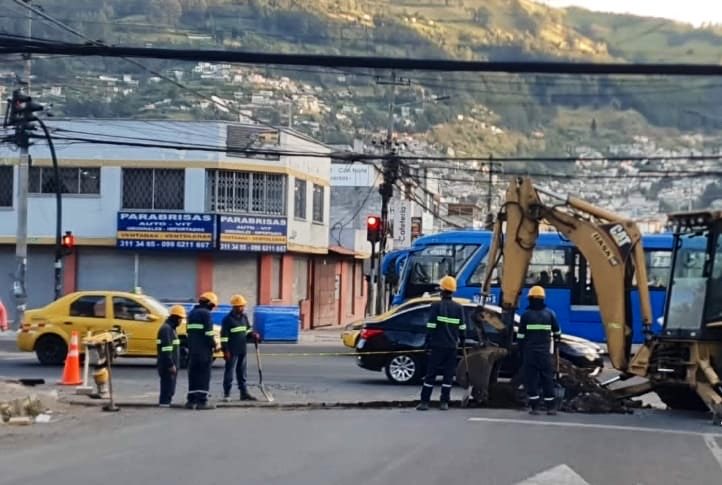 ObrasQuito's tweet photo. 🚧 #QuitoConObras | Atención🚧

Hoy hasta las 15h00 trabajamos en el asfaltado de las zanjas abiertas por el cruce de ductos para el soterramiento de cables en la #AvAlonsoDeAngulo, en los cruces de:

📍 Lauro Guerrero
📍 Campos
📍 Quevedo
📍 Galo Molina
📍 César Chiriboga
📍 Cristóbal Tenorio
📍 Tipantuña

🚗 En coordinación con @AMT_Quito, mantenemos cierres parciales y rutas alternas para facilitar la movilidad durante los trabajos.

#QuitoRenace #QuitoNoSeDetiene