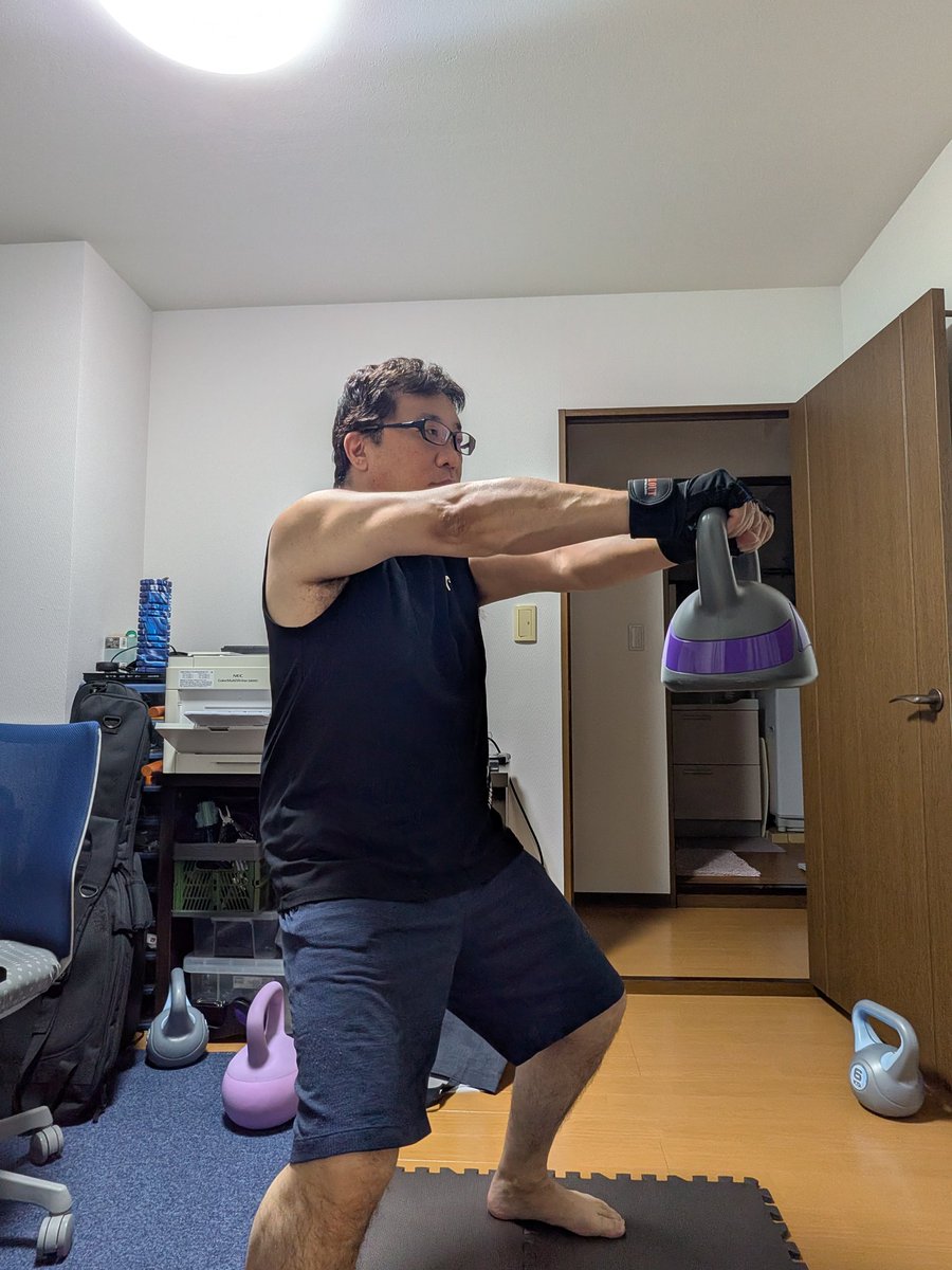 farseta's tweet photo. 帰宅〜の筋トレ https://t.co/rz1aLM5mCi