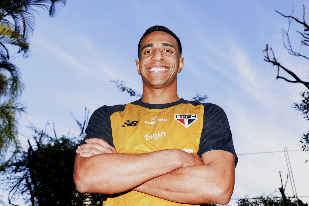 SaoPauloFC's tweet photo. Victor Sá: “Jogar no São Paulo é o sonho de qualquer atleta. Quero retribuir o carinho que recebi com muita dedicação e trabalho”.

#VamosSãoPaulo 🇾🇪

📸 Rubens Chiri / São Paulo FC https://t.co/uodRuDPrDl