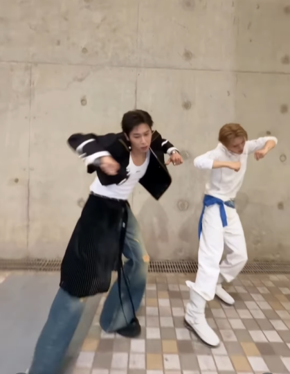 Kkorepo's tweet photo. 「#東方神起」#ユンホ、#ドヨン とハート！…「#TREASURE」の「ZOOM ZOOM」ダンスチャレンジ（動画あり） 
🔗https://t.co/dlkrHQdkWN https://t.co/NwkJXWeTp6