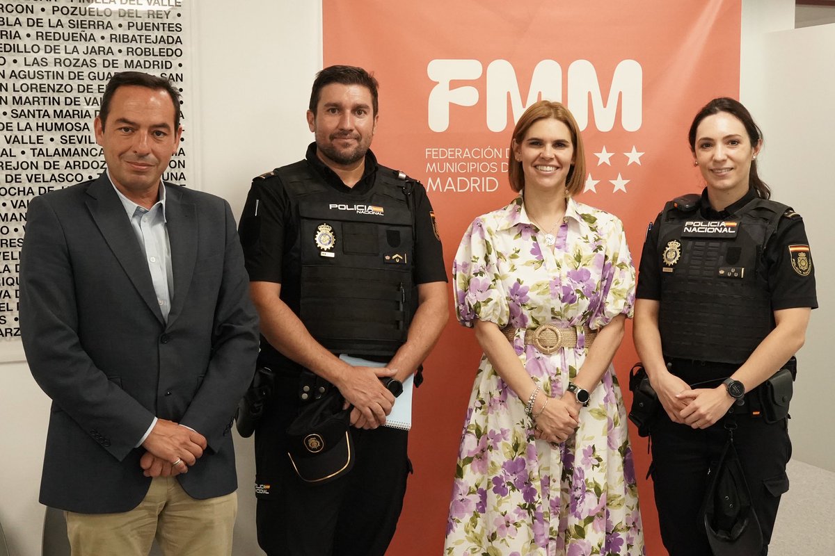FedMMadrid's tweet photo. La presidenta de la FMM @JudithPiquet recibe a la unidad de participación ciudadana de la Policía Nacional de cara a organizar una jornada formativa orientada reforzar la seguridad en las fiestas de todos los municipios de nuestra región. https://t.co/DihcKiBqAo