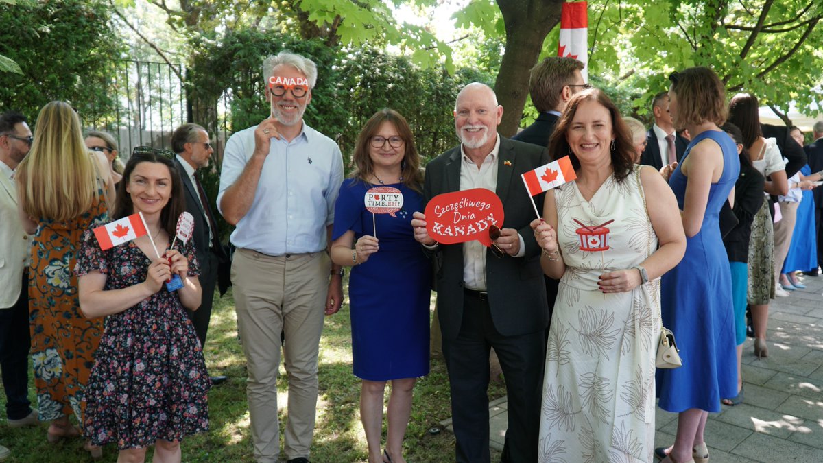 CanadaPologne's tweet photo. Joyeuse fête du Canada ! 🇨🇦🇨🇦🇨🇦 Merci à @WTBartoszewski et à toutes les personnes qui se sont jointes à nous pour les célébrations aujourd’hui ! #FêteDuCanada #Canada #Pologne https://t.co/NTLhCvI4ZP