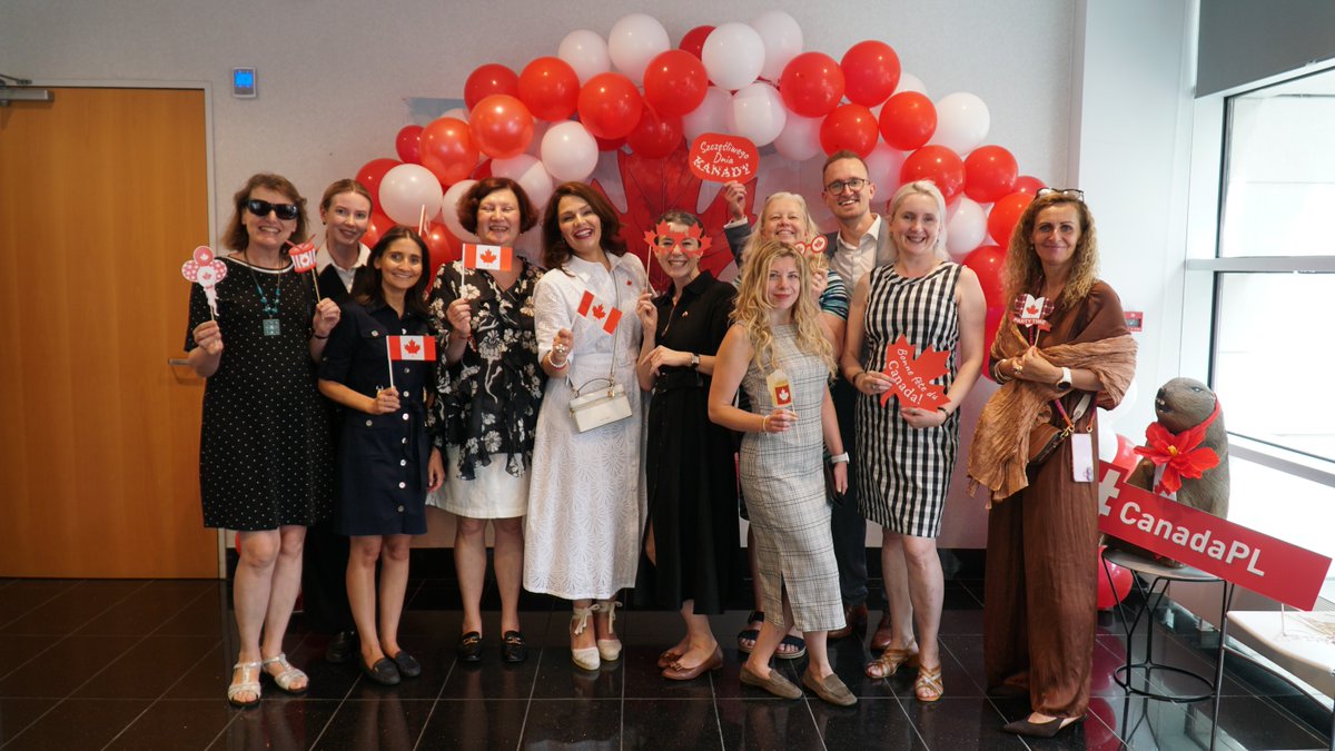 CanadaPologne's tweet photo. Joyeuse fête du Canada ! 🇨🇦🇨🇦🇨🇦 Merci à @WTBartoszewski et à toutes les personnes qui se sont jointes à nous pour les célébrations aujourd’hui ! #FêteDuCanada #Canada #Pologne https://t.co/NTLhCvI4ZP