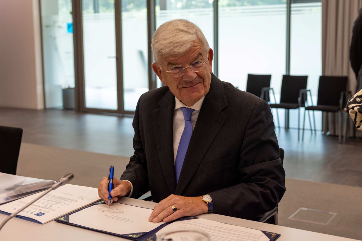 IntlCrimCourt's tweet photo. #BuildingSupport: The Mayor of The Hague, Jan van Zanen, visited the #ICC. @GemeenteDenHaag https://t.co/kDC7MSPyfX