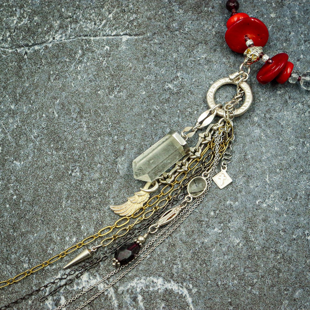 GoldLeather_'s tweet photo. 【空想の世界から生まれた作品】

頭で思い浮かべた深紅の透明な世界

嘘みたいな話だけど

完成してから、"赤い氷河"を調べてみたら存在したんだよ。

そりゃ、驚いたよ…

モードに入ると
人知を超えたものを生み出せる能力はどうやらあるみたい
＿＿＿＿＿＿＿＿

氷河の割れ目から、大地の血脈が流れ出す

数百万年の時が生み出した深紅は
自然だけが描ける神秘の色彩

常識を超えた痛いほどに鮮明な景色は、見る者の心に赤い爪痕を残す

#RedGlacier