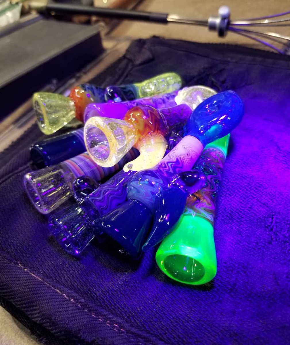 paulbrehm_'s tweet photo. #americanglasspipe #functionalglass #wigwag #siriusly #uv #illuminati #opal #cfl #cflglass #folkart #uvglass #chillum #chillums #traditionalmidwestsmokingpipe #batsbatsandmorebats https://t.co/l1btXQ2cOe