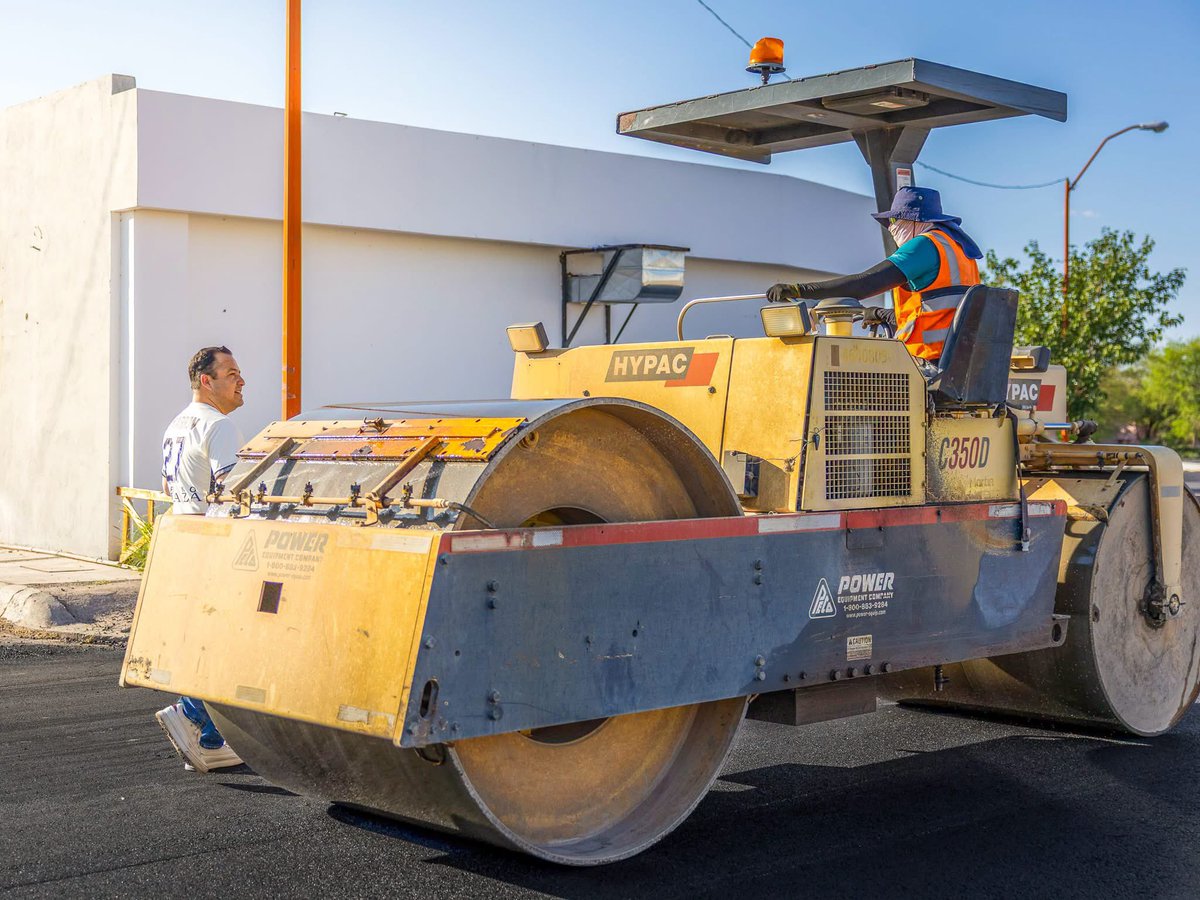 jesusvalenciano's tweet photo. ¡La Avenida Nuestra Gente ya tiene una nueva cara! 🚗⚾✨

La rehabilitación de esta importante vialidad, que nos lleva directito al parque de béisbol, ya está en sus últimos detalles. Después de más de dos décadas sin una reconstrucción integral, ¡ya le tocaba un buen zarpazo de tigre! Estamos renovando más de 25 mil metros cuadrados de pavimento para darte un trayecto seguro y cómodo.

Esta obra es una realidad gracias a que tus impuestos sí trabajan a través del pago del predial, y al gran respaldo de nuestra gobernadora @MaruCampos_G bajo el esquema peso a peso. ¡Haciendo equipo, seguimos transformando la infraestructura de Delicias! 👊🛠️

#Delicias #SigamosConstruyendo