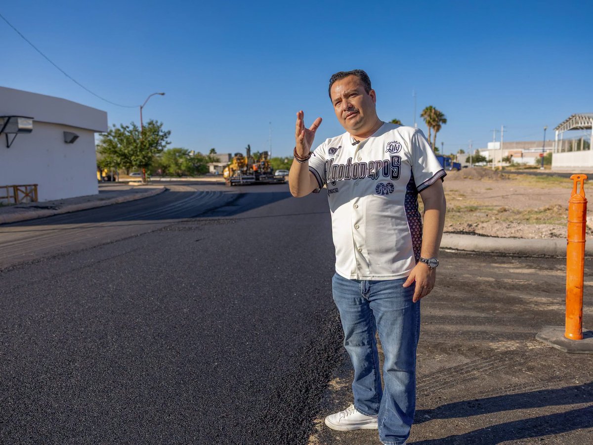 jesusvalenciano's tweet photo. ¡La Avenida Nuestra Gente ya tiene una nueva cara! 🚗⚾✨

La rehabilitación de esta importante vialidad, que nos lleva directito al parque de béisbol, ya está en sus últimos detalles. Después de más de dos décadas sin una reconstrucción integral, ¡ya le tocaba un buen zarpazo de tigre! Estamos renovando más de 25 mil metros cuadrados de pavimento para darte un trayecto seguro y cómodo.

Esta obra es una realidad gracias a que tus impuestos sí trabajan a través del pago del predial, y al gran respaldo de nuestra gobernadora @MaruCampos_G bajo el esquema peso a peso. ¡Haciendo equipo, seguimos transformando la infraestructura de Delicias! 👊🛠️

#Delicias #SigamosConstruyendo
