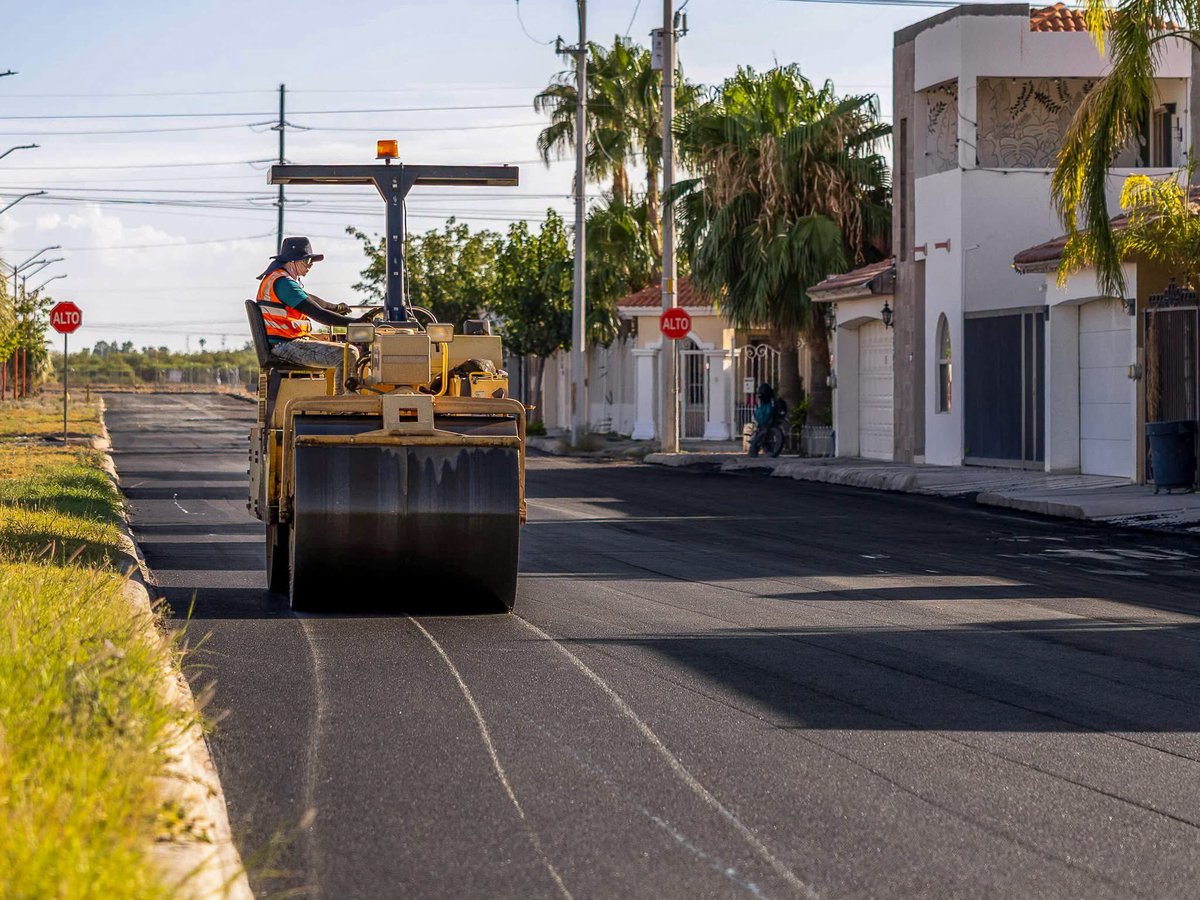 jesusvalenciano's tweet photo. ¡La Avenida Nuestra Gente ya tiene una nueva cara! 🚗⚾✨

La rehabilitación de esta importante vialidad, que nos lleva directito al parque de béisbol, ya está en sus últimos detalles. Después de más de dos décadas sin una reconstrucción integral, ¡ya le tocaba un buen zarpazo de tigre! Estamos renovando más de 25 mil metros cuadrados de pavimento para darte un trayecto seguro y cómodo.

Esta obra es una realidad gracias a que tus impuestos sí trabajan a través del pago del predial, y al gran respaldo de nuestra gobernadora @MaruCampos_G bajo el esquema peso a peso. ¡Haciendo equipo, seguimos transformando la infraestructura de Delicias! 👊🛠️

#Delicias #SigamosConstruyendo