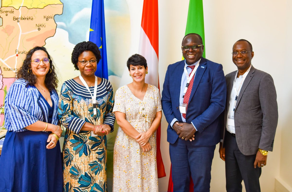 LUinCotonou's tweet photo. Le Luxembourg investit plus de 11 millions d'euros par an aux côtés de l'Organisation Mondiale de la Santé afin de soutenir la santé mondiale. Fier d'en discuter avec le Représentant résident au Bénin. #SantéMondiale #Luxembourg #OMS https://t.co/Wb3FLTMN0t