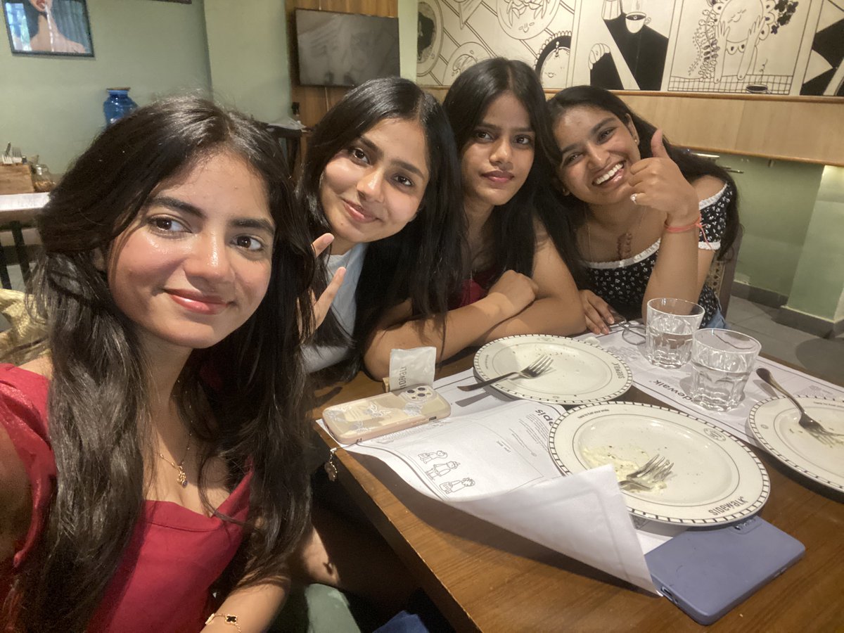 Picassaa24's tweet photo. Always happy around my friends 💗✨✨ https://t.co/Hxhq6SjujA