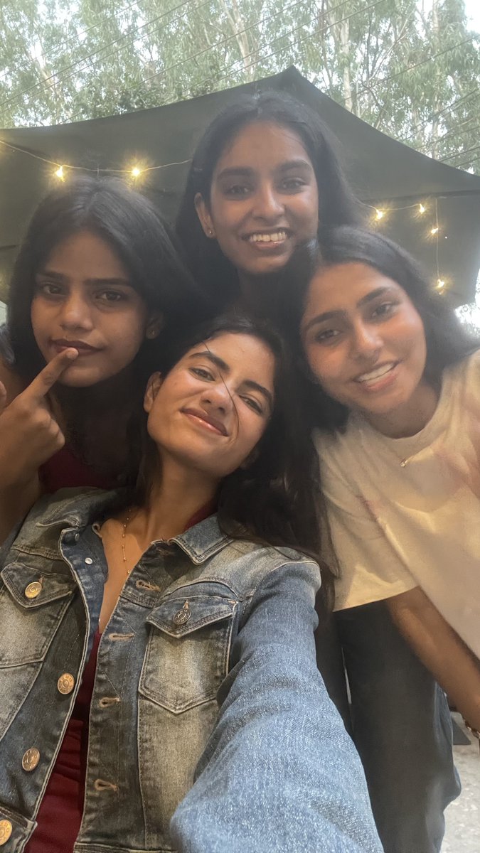 Picassaa24's tweet photo. Always happy around my friends 💗✨✨ https://t.co/Hxhq6SjujA