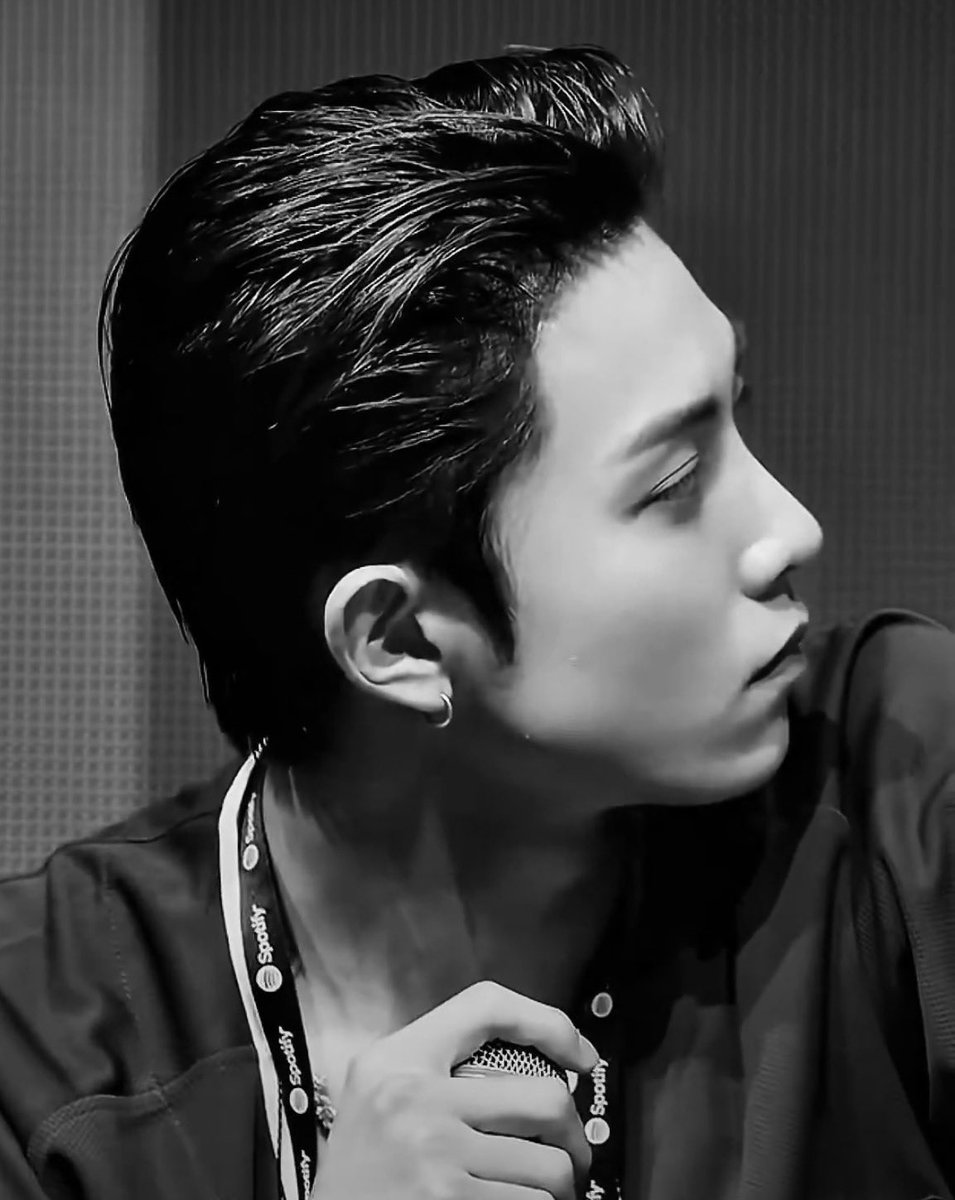 terjemahinRYUL's tweet photo. Ryul hidungnya persis banget kayak deskripsi ini 😂

[Hidung cowok yang beneran ganteng pwolll]

“Sebelah sini yaitu pangkal hidung, start dari titik temu T zone dan kalo liat dari samping keliatan mancung lurus + tingginya konsisten, tanpa lekukan atau sudut-sudut tajem! Kalau area sudut mata dalamnya keliatan turun ke bawah maka jarak di area pangkal hidung harus memberi kesan yang lebar. Hidung yang kayak gitulah yang beneran hidung cowok ganteng!”