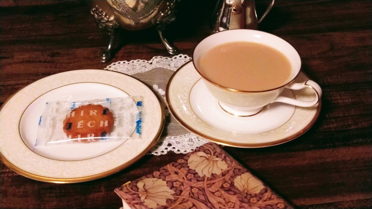 Aq67340742Aq's tweet photo. 夜のお茶。エシレのサブレナンテと #TEAPOND のアールグレイオーセンティックのミルクティー。サブレのバターのコクとミルクティーの上品な香りが合わさって大変美味しい。
色々思う事があり、祈るようにシモーヌ・ヴェイユの『重力と恩寵』を読んでます。
#茶好連
#木漏れ日のお茶会
#ノリタケ https://t.co/lv7iWSFS7Q