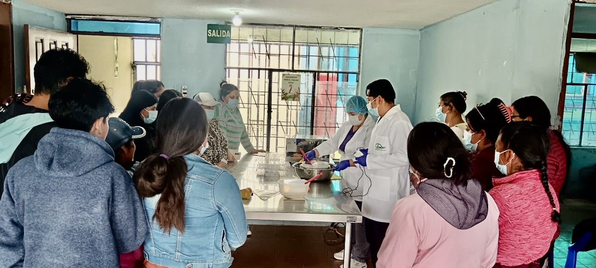 INIAPECUADOR's tweet photo. #Sucumbíos | A través de la Estación Experimental Central de la Amazonía, capacitamos a 30 mujeres emprendedoras de la parroquia El Playón en "Poscosecha, parámetros de calidad y valor agregado: elaboración de chocolates y bombonería". 🍫 https://t.co/i3vPy7Utfp