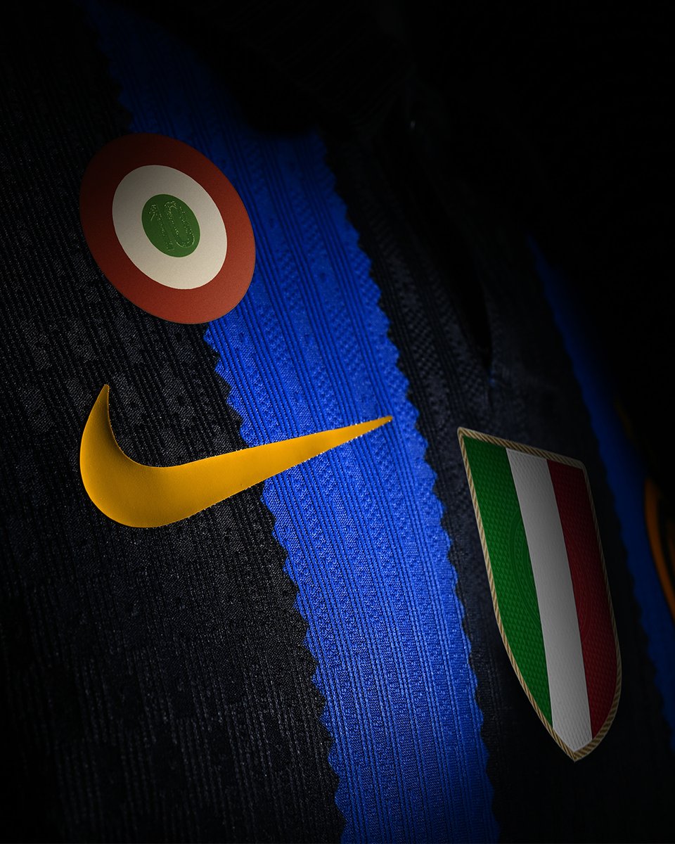 Inter's tweet photo. Sartorialità e innovazione.
Un punto di incontro: Milano 🖤💙

Acquista il nuovo Home Kit 26/27 👉 https://t.co/qIOXYrTpiL https://t.co/vx7yZYZgrA