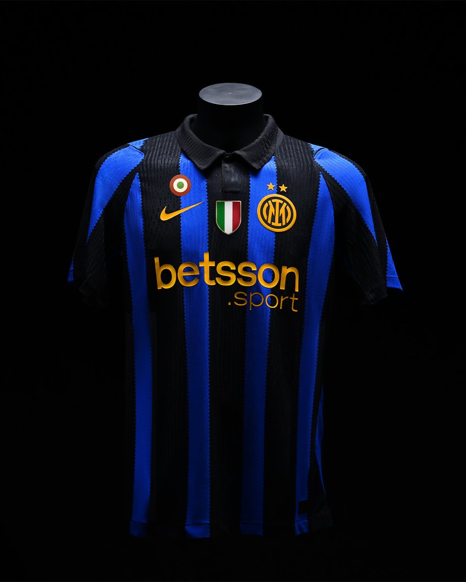 Inter's tweet photo. Sartorialità e innovazione.
Un punto di incontro: Milano 🖤💙

Acquista il nuovo Home Kit 26/27 👉 https://t.co/qIOXYrTpiL https://t.co/vx7yZYZgrA