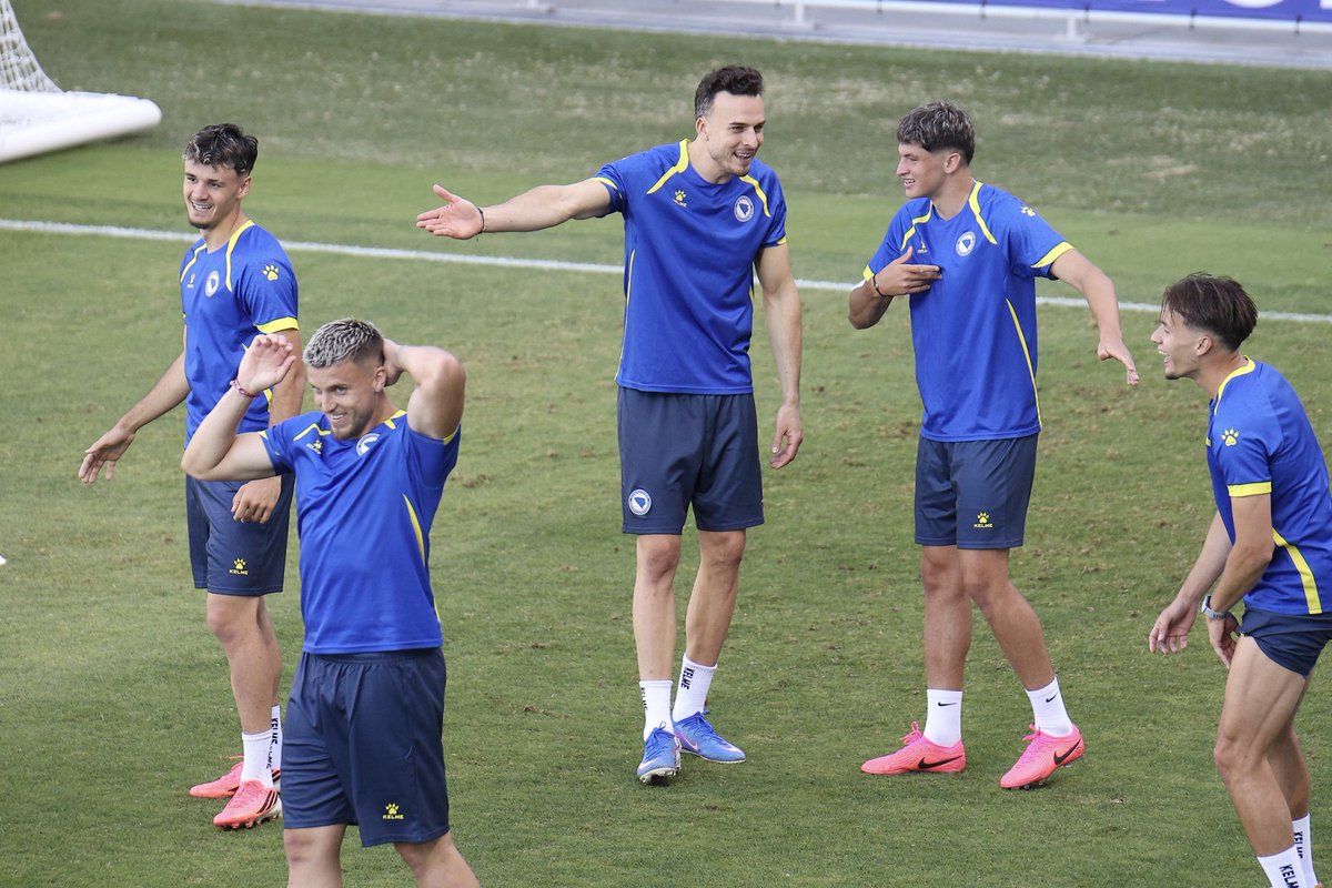 NFSBiH's tweet photo. Posljednji trening Zmajeva pred utakmicu sa SAD-om... 

Osmijesi sve govore. Neka potraju...

#NFSBiH #zmajevi #FIFAWorldCup2026 #dreambigdreambih https://t.co/sCzgGOZf7B