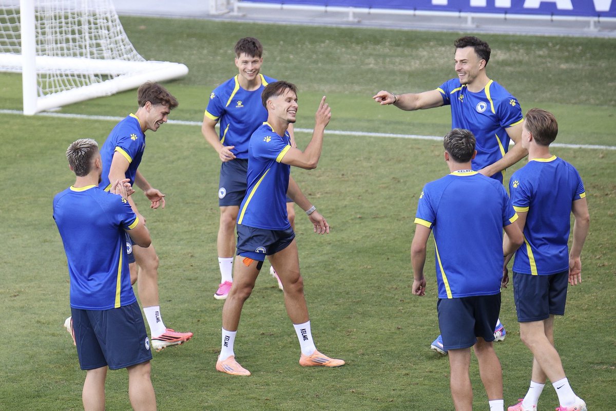NFSBiH's tweet photo. Posljednji trening Zmajeva pred utakmicu sa SAD-om... 

Osmijesi sve govore. Neka potraju...

#NFSBiH #zmajevi #FIFAWorldCup2026 #dreambigdreambih https://t.co/sCzgGOZf7B