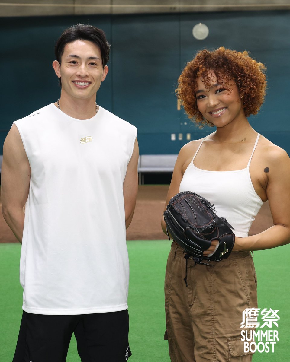 HAWKS_official's tweet photo. 本日のゲストはCrystal Kay さん✨
#周東佑京 選手が登場曲に使用していたご縁もありセレモニアルピッチの前には激励に駆けつけました💨

#鷹祭SUMMERBOOST
#sbhawks https://t.co/P4EkRHDJPi