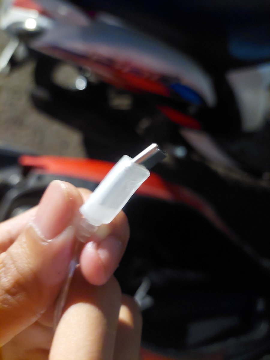apelkeramas's tweet photo. another hari sial gaada di kalender, kabel iem nyangkut di jok motor sampai bengkok https://t.co/gt7tmi9sLR