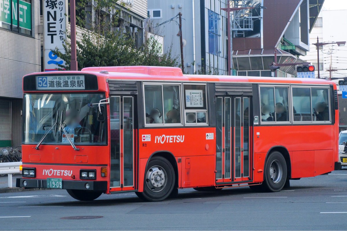 yonden_'s tweet photo. 1909も除籍だそうですね
丁度一年前、今は亡き1676の後釜として北条線のスキップバスに充当されてた時のことを思い出します
道後温泉駅行き便に充当された時には何遍追いかけたことでしょう…
最後の最後に川内線斎院便に充当される姿も撮影できよかったです！
35年間お疲れ様でした💐👋 https://t.co/8GLPfukiSc
