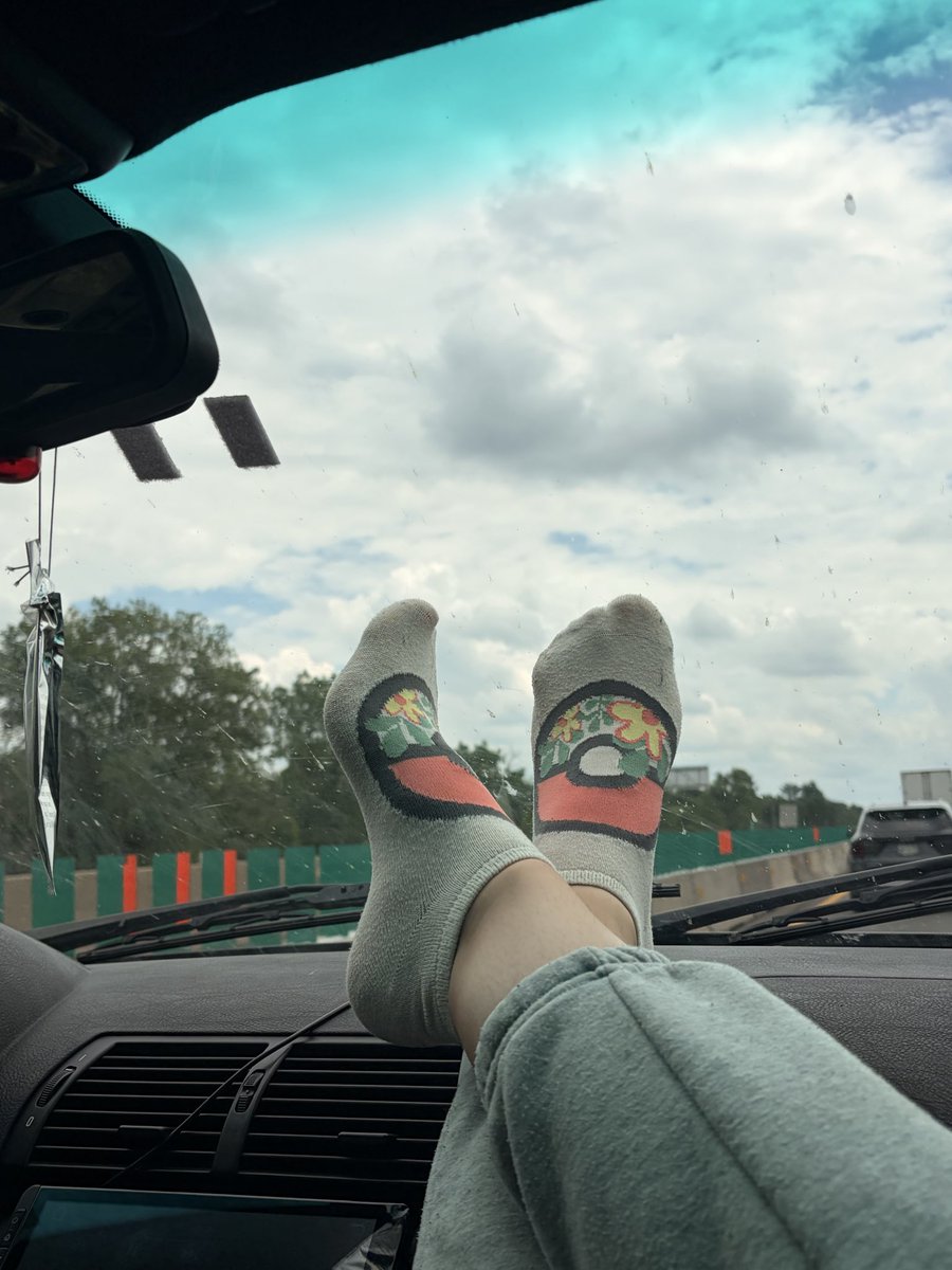 tw11kl3toezz's tweet photo. do yall prefer pretty feet on the dash or in your lap ? 😋 https://t.co/fuLTO0F54Y