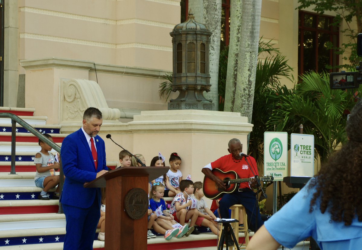 LindsayCrossFL's tweet photo. What a special way to kick off Independence weekend at City Hall, with @MayorKenWelch alongside local leaders, talented performers, and inspiring speeches this morning. Proud to see our community coming together to celebrate!

#IndependenceWeekend #StPete #USA250 https://t.co/atPyoPnLsJ