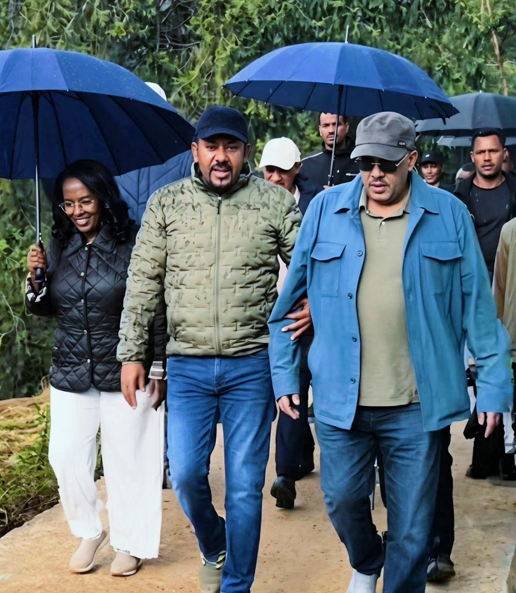 NatnaelMekonne7's tweet photo. Picture Of The Day ከራስ በላይ ለህዝብ ማሰብ በተግባር ሲገለፅ!

ይሄን ፎቶ ስመለከት ብዙ ነገር አሰብኩ። ጠቅላይ ሚኒስትር አብይም @AbiyAhmedAli ሆኑ አቶ ጌታቸው ረዳ @reda_getachew ህመማቸውን ዋጥ አድርገውና የትናንቱን ቁርሾ ወደኋላ ጥለው  ዛሬ በአንድነት ለመቆም የራሳቸውን ግላዊ ስሜት ማሸነፍ ጠይቋቸዋል። እዚህ ለመድረስ ego ን ትቶ፣ የግል ክብርና እልህን ድል ነስቶ የህዝብን ጥቅም ማስቀደም ይጠይቃል። ለኢትዮጵያ ከዚህ ውጪ ምንም መንገድ የላትም። ቂምና እልከኝነት በህዝብ ላይ ማለቂያ የሌለው ጥፋት ከማድረስ ውጪ አንዳች ጠቃሚ ውጤት የለውም። 

ህዝቡም በፍቅርና በሰላም ከመኖር ውጪ የሚፈልገው ነገር የለውም። ጠቅላይ ሚኒስትር አብይ አህመድና አቶ ጌታቸው ረዳ በእድሜ ከነሱ በብዙ ከሚበልጡት አዛውንት ፖለቲኮች ተሽለው ለህዝብ ሰላም ሲሉ ዛሬ አብረው ቆመዋል። አብረው የቆሙት በሁሉም ነገሮች ላይ ተመሳሳይ ሃሳብ ስላላቸው አይደለም። አብረው የቆሙት ከነልዩነታቸው ለህዝባቸው ሲሉ አብሮ መስራት አማራጭ የሌለው ነገር እንደሆነ ስለሚያውቁ ብቻ ነው። 

አሁንም ለግል ጥቅምና ትእቢት ሲባል ህዝብን ወደእሳት ለመክተት የሚጣደፉ ያረጁና ያፈጁ አዛውንቶች ከዚህ ሊማሩ ይገባል። ጠብን ማቆም ፣ ቂምና ጥላቻን ወደጎን አድርጎ በይቅርታ መሻገር ይቻላል። ከነልዩነት አብሮ መስራት ይቻላል። አንዴ ከተጣላሁ ተጣላሁ ነው ተብሎ ወዳጅና ጠላት ተብሎ ተፈራርጆ ዘልአለም ሲዋጉ መኖር የድሮ ዘመን ኋላቀር ግትርነት ለዘመኑ አይመጥንም። ለህዝብ ሲሉ ግላዊ ስሜትን ወደጎን አድርጎ በፍቅር አብሮ ለመስራት መሞከር የአዲሱ ዘመን አስተሳሰብ ነው። ይሄን ደግሞ  ከጠቅላይ ሚኒስትር አብይና ከአቶ ጌታቸው ረዳ በላይ በተግባር ያሳየ የለም! 

ሀገር የምትገነባው በመደማመጥ እንጂ በጦርነት አይደለም። የፖለቲካ ልዩነት የጥላቻ ምክንያት ሳይሆን የውይይት መነሻ መሆን አለበት። መሪዎች የህዝብን ጥቅም ከግል ፍላጎት በላይ ሲያስቀድሙ ሰላም ይጠናከራል፣ እምነት ይገነባል፣ ሀገርም ወደ ፊት ትራመዳለች።

ለኢትዮጵያ የሚበጀው መሳሪያ መዞ በመገዳደል ፖለቲካ ሳይሆን የመግባባት ፖለቲካ ነው። ከራስ በላይ ለህዝብ፣ ከቂም በላይ ይቅርታ፣ ከጥላቻ በላይ ፍቅር ሲቀድም ብቻ ዘላቂ ሰላም ይመጣል።

ሰላም ለትግራይ፣ ሰላም ለአማራ፣ ሰላም ለኦሮሚያ፣ ሰላም ለመላው ኢትዮጵያ! 🇪🇹