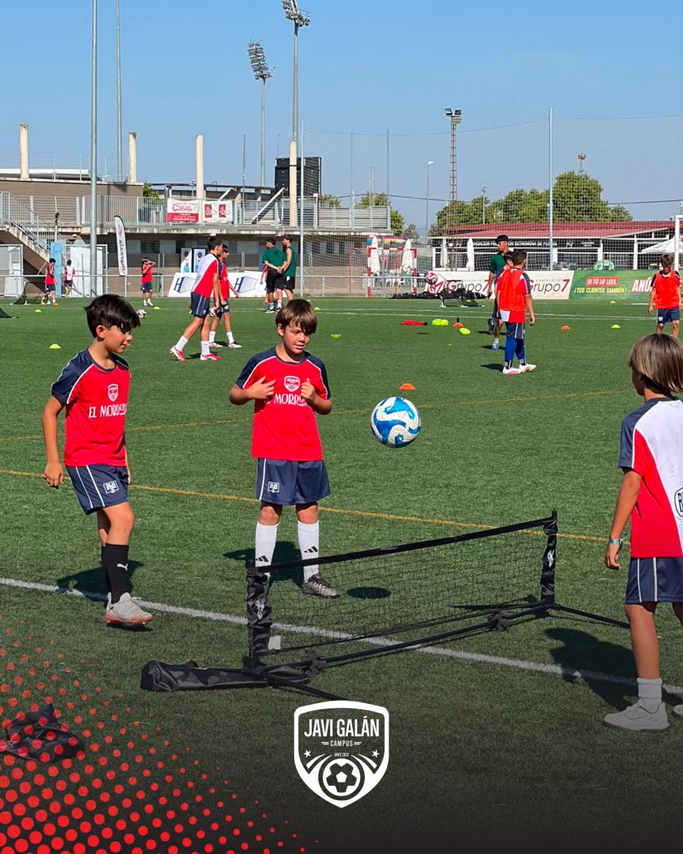 CampusJaviGalan's tweet photo. 😎 ¡Nuevo día del #CampusJaviGalán superado!

❤️ Seguimos sumando entrenamientos, aprendizaje, diversión y momentos inolvidables.

🧤 Hoy nos ha acompañado Miguel Narváez, ¡gracias por visitarnos un año más!

⚽️ ¡Mañana más fútbol y más ilusión! https://t.co/kQDGykKhYs