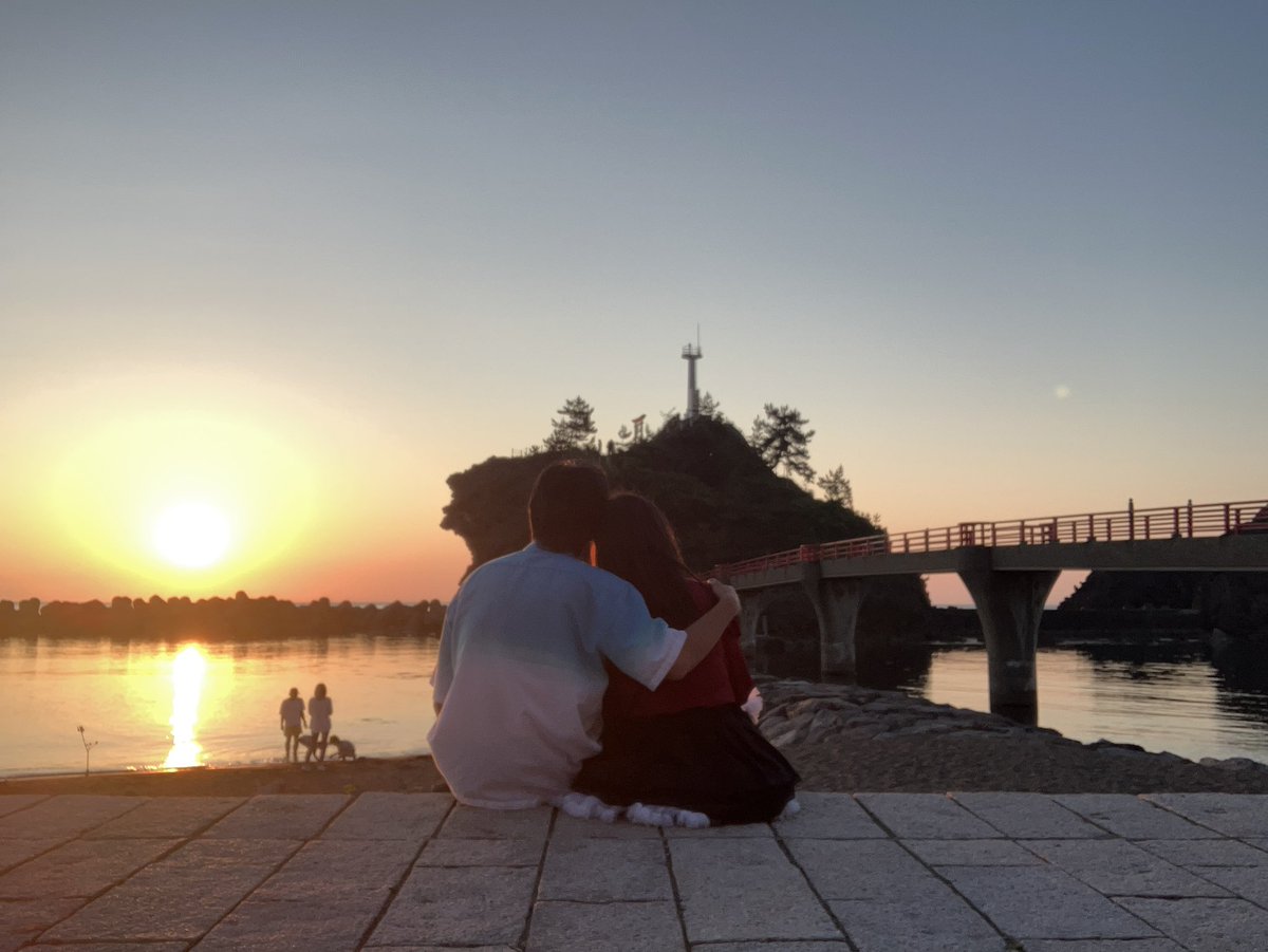 Wakame0507's tweet photo. ご報告
この度、2ヶ月付き合った彼女にプロポーズしました。OKをもらい、彼女から婚約者になりました。入籍は再来年あたりを予定してます。まだ実感は湧きません(笑)
大切にしていきます。指輪は付き合って最初に買ったペアリングです💦婚約指輪ではないです笑笑 https://t.co/qlYoh5NpiQ