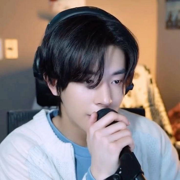 _greentreefrog's tweet photo. what abt podcaster jyun and sports influencer h00n meet during an interview session on jyun’s personal ytube channel and they fall in love behind the scenes https://t.co/1RYIckBzt1