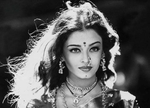 daily_rai's tweet photo. #ShraddhaKapoor did it better 💖

Aishwarya is not that Churalia Bhatt to do whatever other's do. 

Both the Queens have their own craft and unique style of execution. https://t.co/fyUj2ONPS1