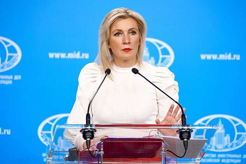 EurekaNews10's tweet photo. 🇷🇺🇺🇦 "Ucrania no produce armas de largo alcance": fuerte advertencia de Moscú a Occidente sobre su "guerra híbrida"

Los países occidentales le "encomendaron" a Vladímir Zelenski "provocar una escalada", aseveró la portavoz del Ministerio de Relaciones Exteriores ruso.

La portavoz de la Cancillería rusa, María Zajárova, declaró este miércoles que Occidente prolonga el conflicto entre Rusia y Ucrania al proporcionar apoyo militar, financiero y político a Kiev.

Durante una rueda de prensa, Zajárova afirmó que Ucrania "nunca" quiso alcanzar la paz porque "no actúa por su propia cuenta", sino por órdenes de los países occidentales que le "encomendaron" al líder del régimen ucraniano, Vladímir Zelenski, "provocar una escalada".

"Lo hará mediante ataques contra la infraestructura civil, matando a la población civil pacífica y perpetrando atentados terroristas", aseveró, y acusó a Kiev de "ampliar el conflicto e involucrar" a los aliados "más cercanos" de Moscú.

Para que Ucrania cumpla esa "tarea", "prácticamente todos los países de la OTAN" le suministran armas de largo alcance, señaló. "[Kiev] no las produce, no tiene ni la competencia ni la infraestructura de producción", indicó, y agregó que también recibe "información de inteligencia, guiado de objetivos y navegación satelital".

"Mejor dicho, el Occidente colectivo lleva mucho tiempo librando una guerra híbrida contra Rusia a través de Ucrania", enfatizó.