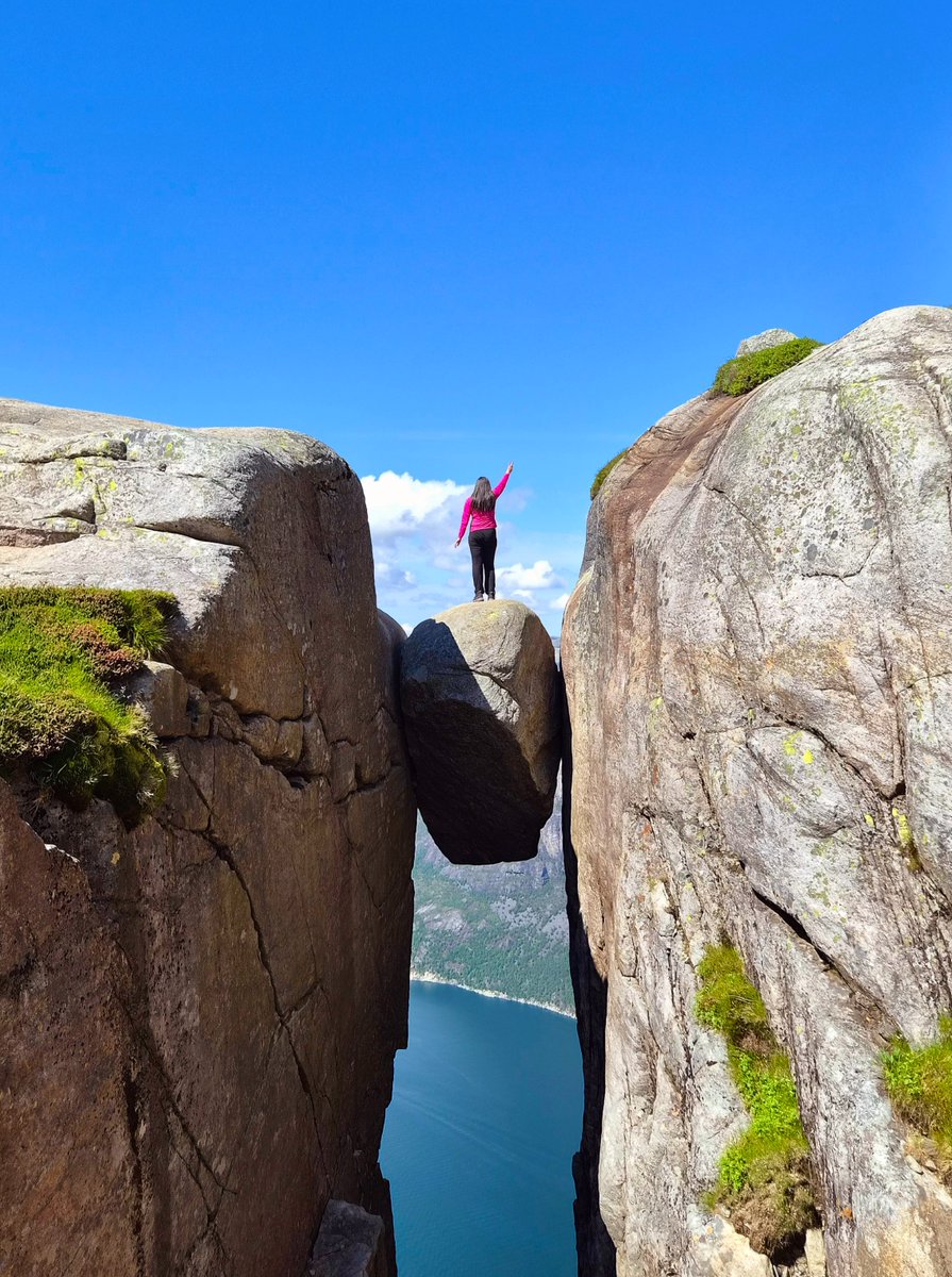 Jenanime4eva's tweet photo. @Regiane_75 @milklaine @ANGELBUFF33 @mymuseandi @AnaManning21 @sar185a @bewareofgobbi @michelleabelle @_DainBramaged A challenging hike and scramble up to Kjeragbolten! 💪🏻😘
​
​Absolutely worth it for the incredible views! 😍👍🏻🇳🇴 https://t.co/Kjt3UeBlHA