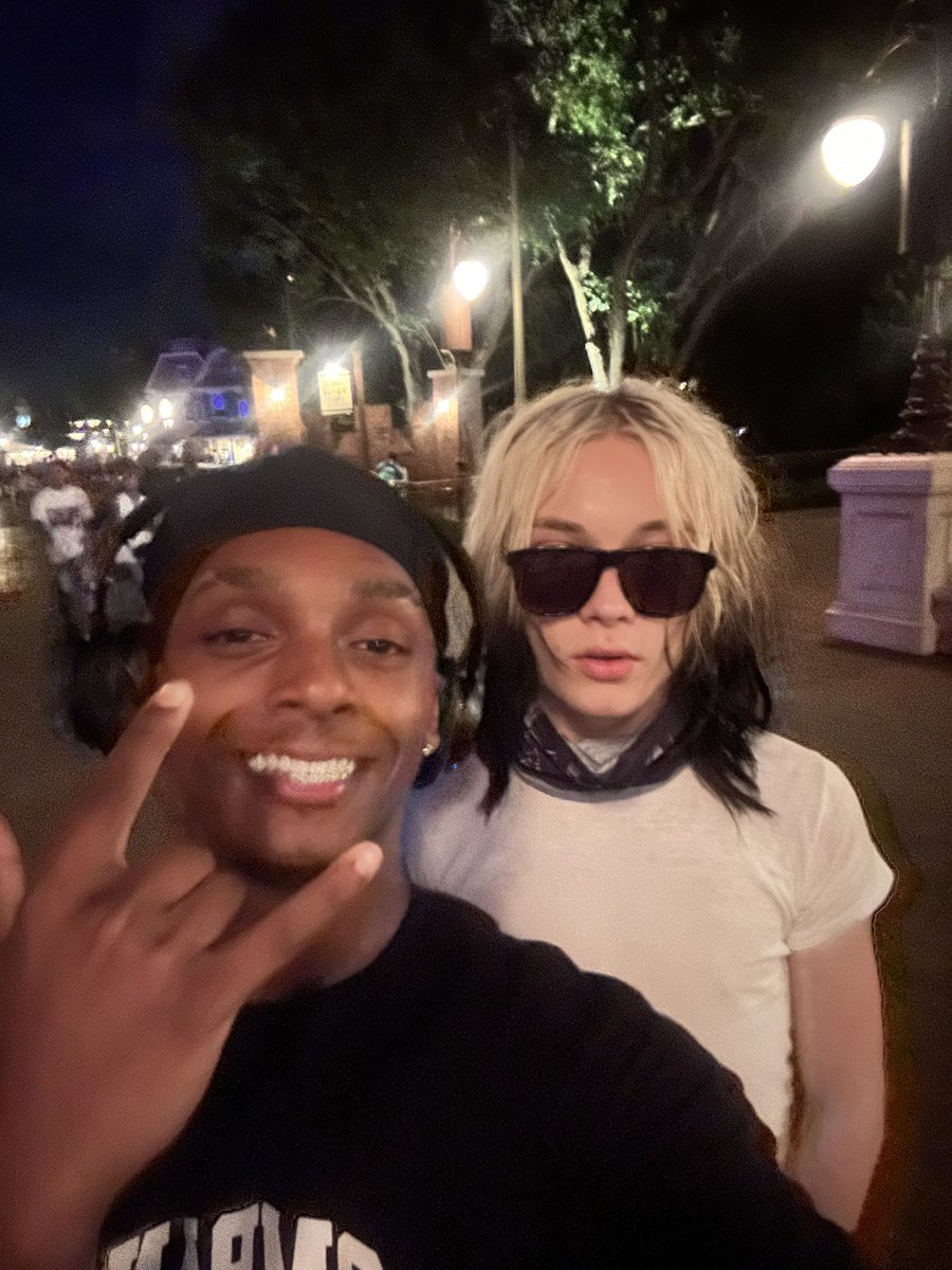 dontcrykims's tweet photo. @jinsoulotion_ and i can flex dis on u too https://t.co/OSLtNyblpX