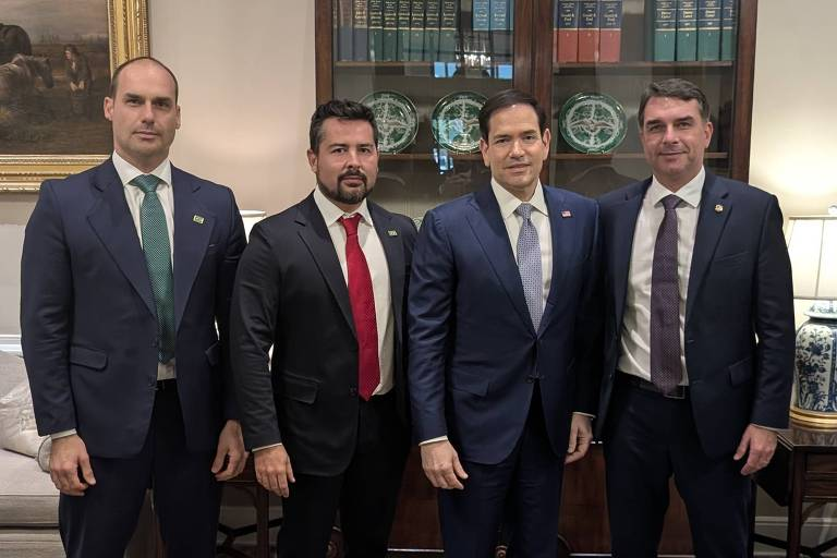 gameta_sp's tweet photo. @pfigueiredo08 @FlavioBolsonaro O latino mal resolvido e os três patetas.😂 https://t.co/YrBrYrJMl5